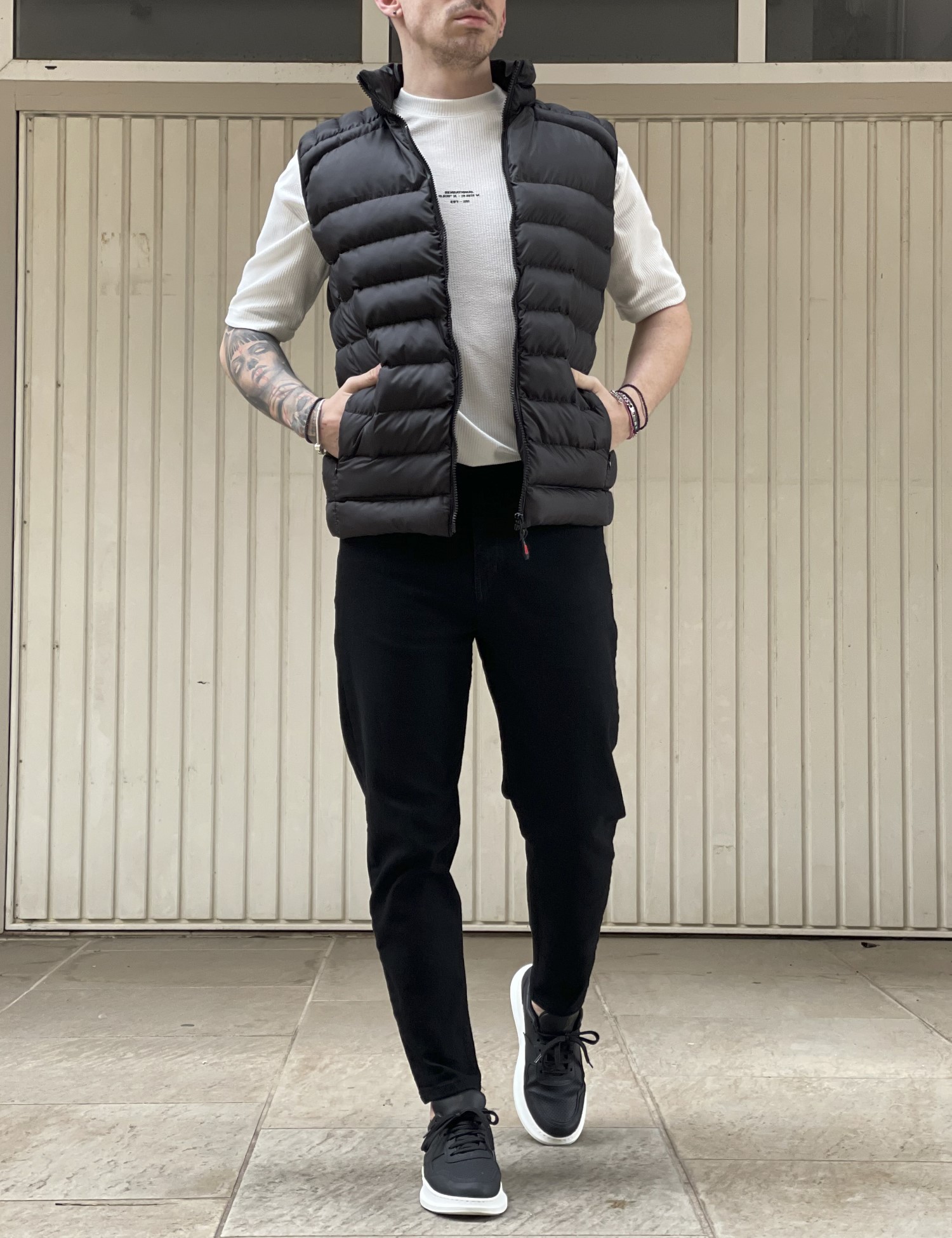 Ανδρικό μαύρο καπιτονέ αμάνικο μπουφάν με αποσπώμενη κουκούλα 3408 φωτογραφία